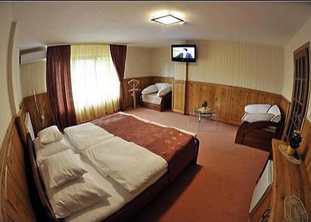Trojka Hotel Es Panzio Сольнок Номер фото